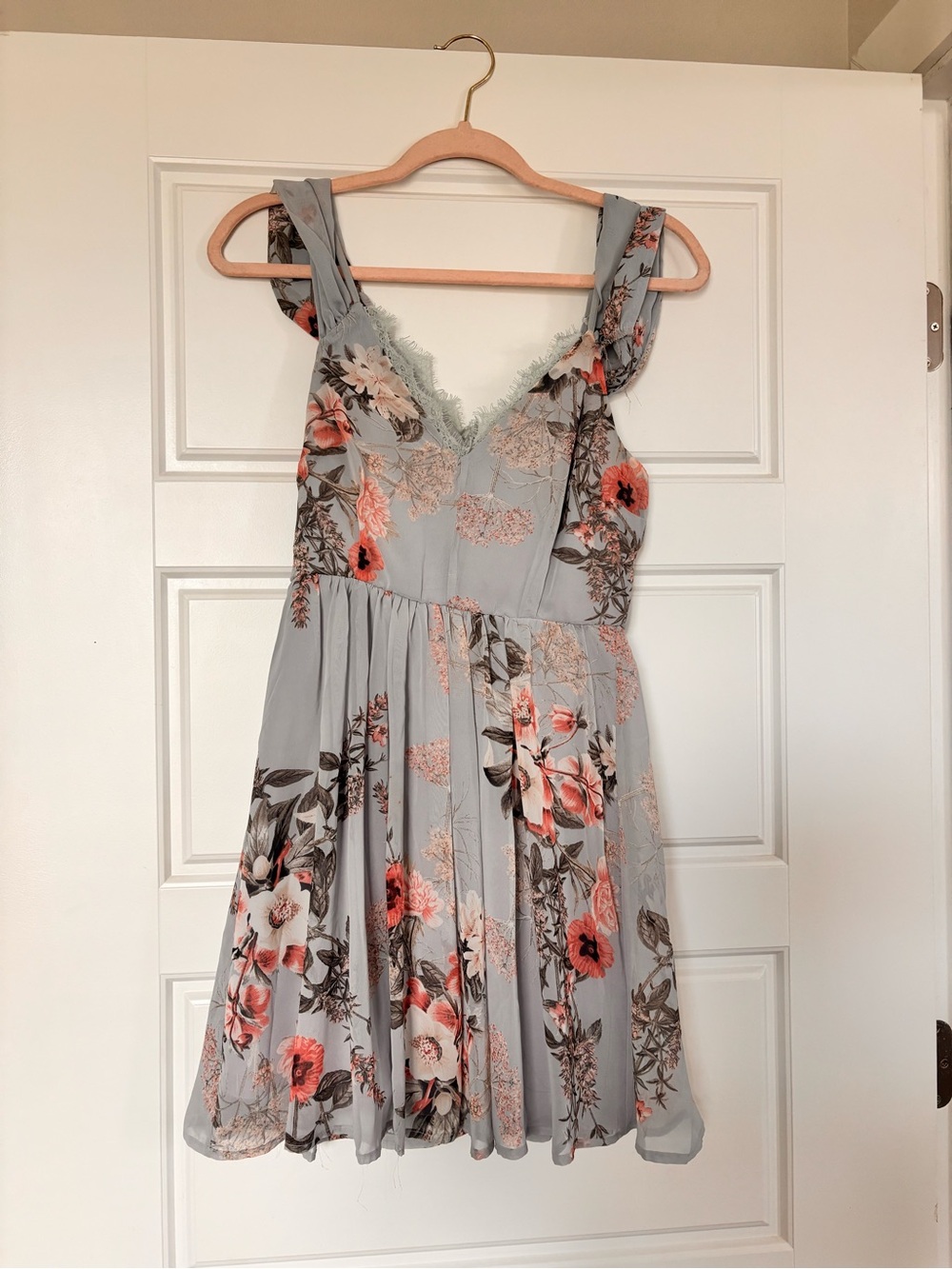Lulu's Lace-Trim Floral A-Line Dress in Light Gray and Coral